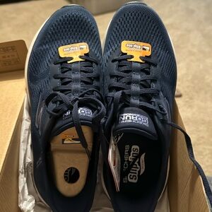 New Navy blue new sketchers 8.5 wide